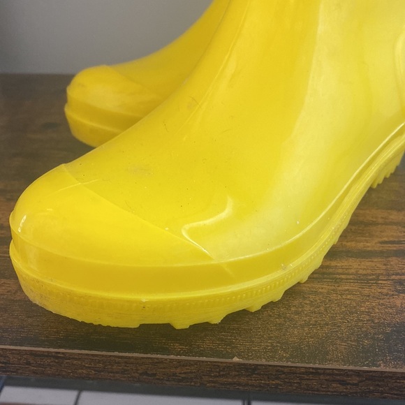 Women’s Yellow Rainboots (Wellies!) Size 6 - Picture 3 of 6
